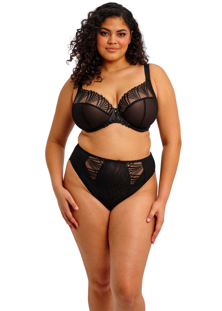 Model in Reja Plunge BH Zwart voorzijde