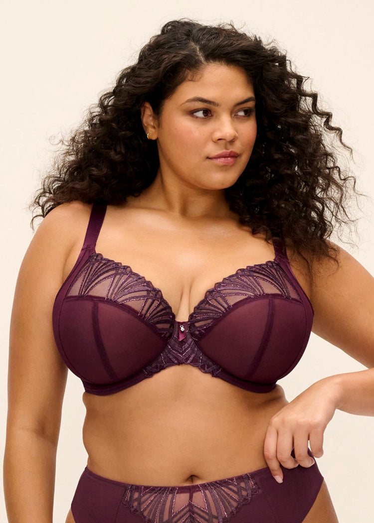 Model in Reja Plunge BH Fig voorzijde