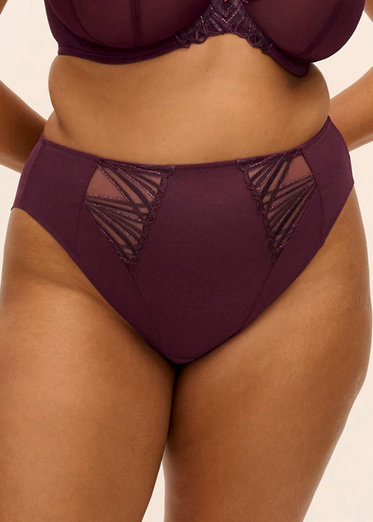 Model in Reja High Leg Broekje Fig voorzijde