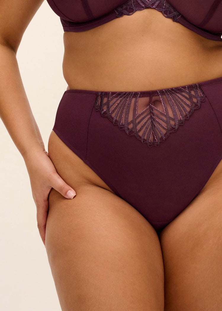 Model in Reja Brazilian Broekje Fig voorzijde