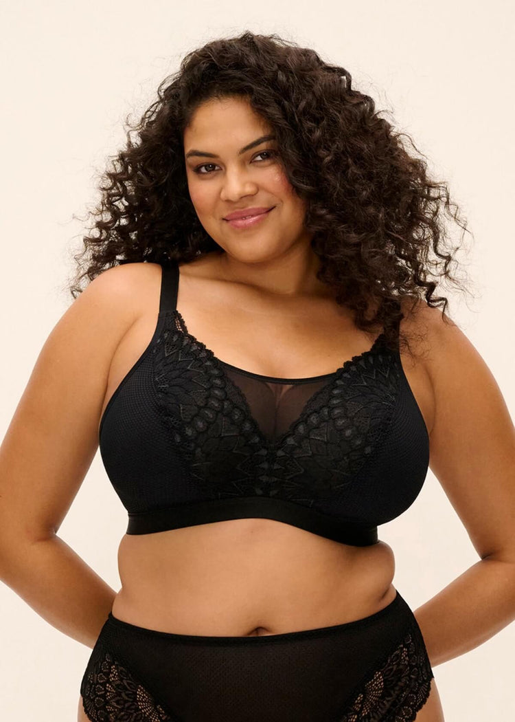 Model in Tiernie Beugelloze Bralette Zwart voorzijde