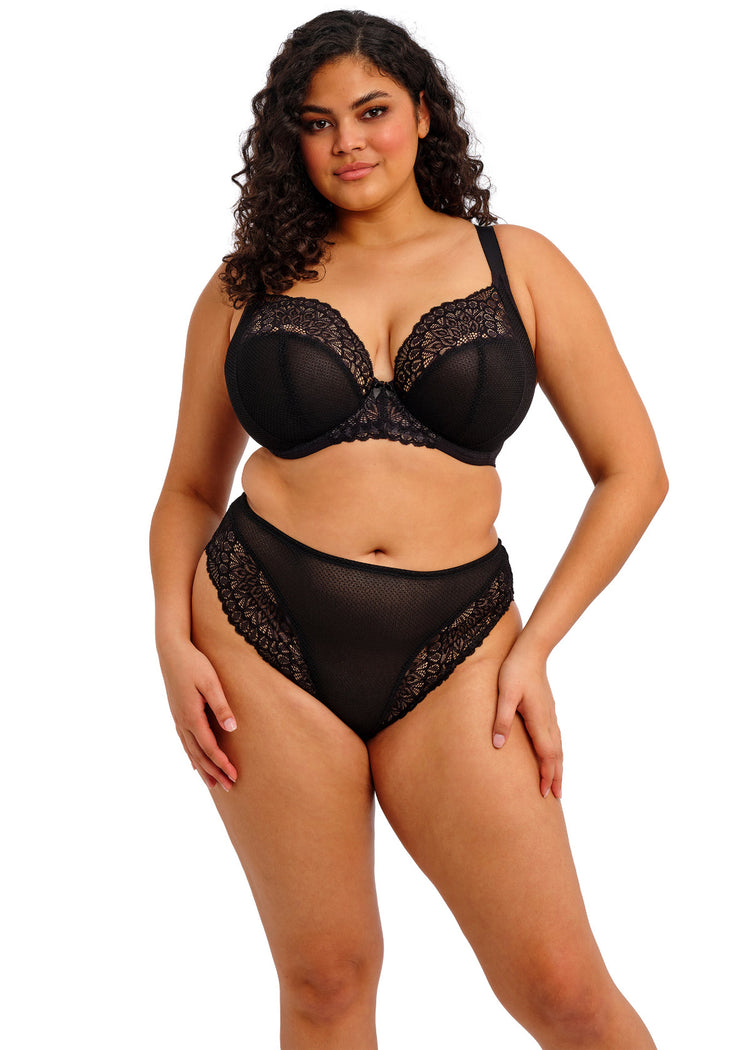 Model in Tiernie Plunge BH Zwart voorzijde