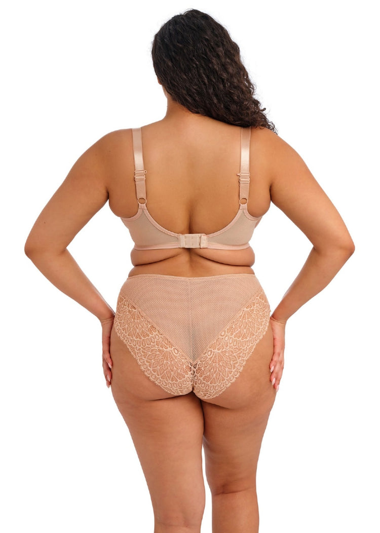 Model in Tiernie Plunge BH Sahara achterzijde