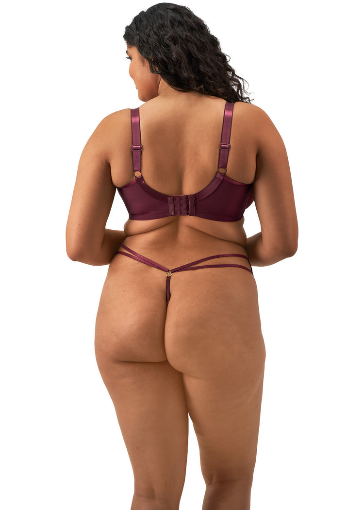 Model in Sachi String Cabernet achterzijde