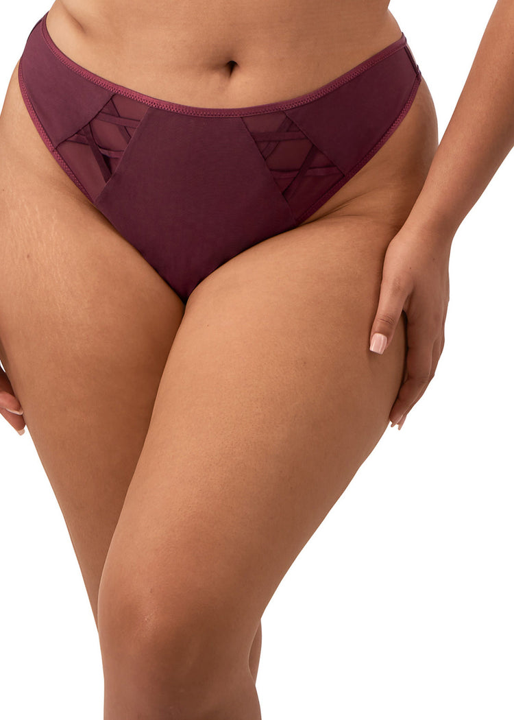 Model in Sachi String Cabernet onderkant