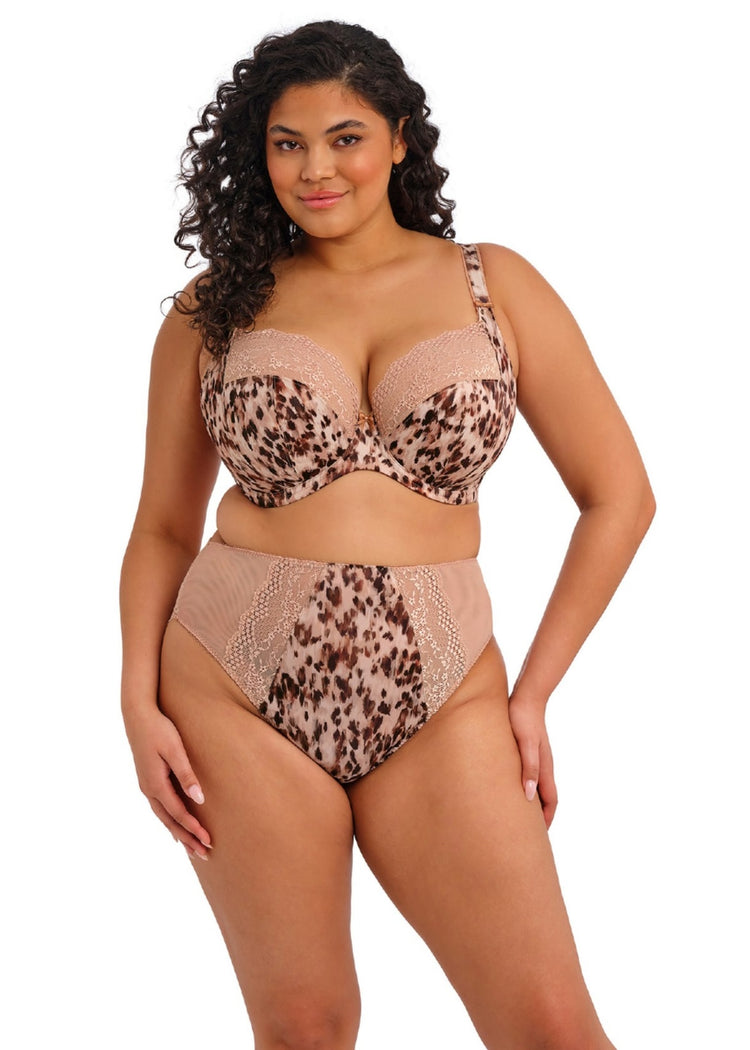 Model in Lucie Plunge Stretch BH Wild Cat voorzijde