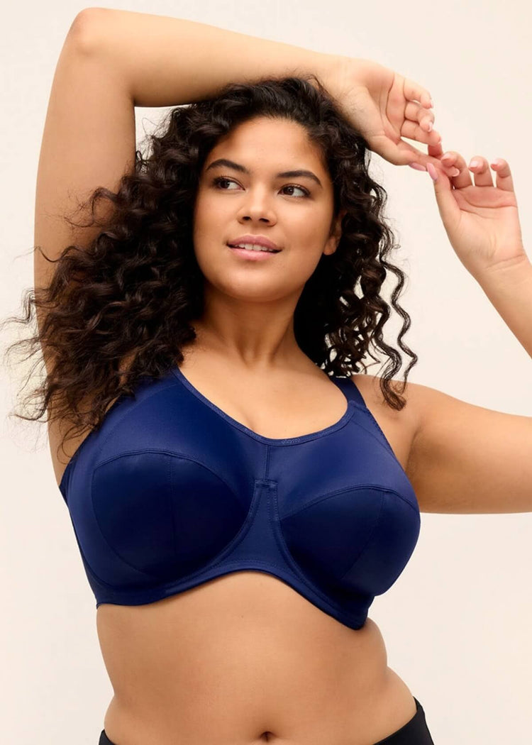 Model in Energise Sport BH Mediterranean voorzijde