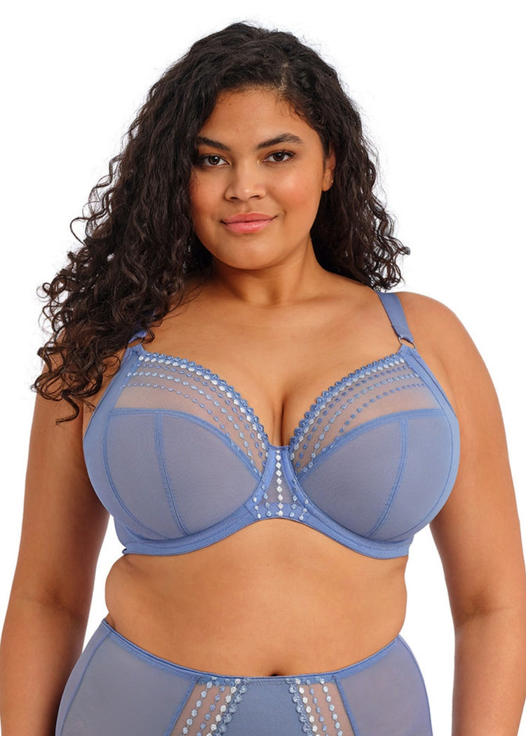 Model in Matilda Full Cup Plunge BH Lunar Blue voorzijde