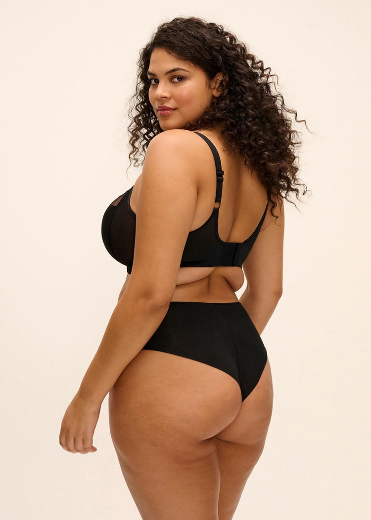 Model in Matilda Brazilian Zwart achterzijde