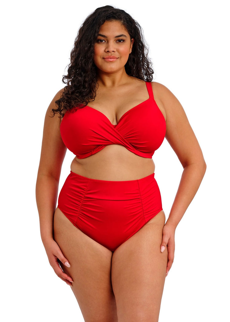 Model in Plain Sailing Plunge Bikini Top Lava voorzijde
