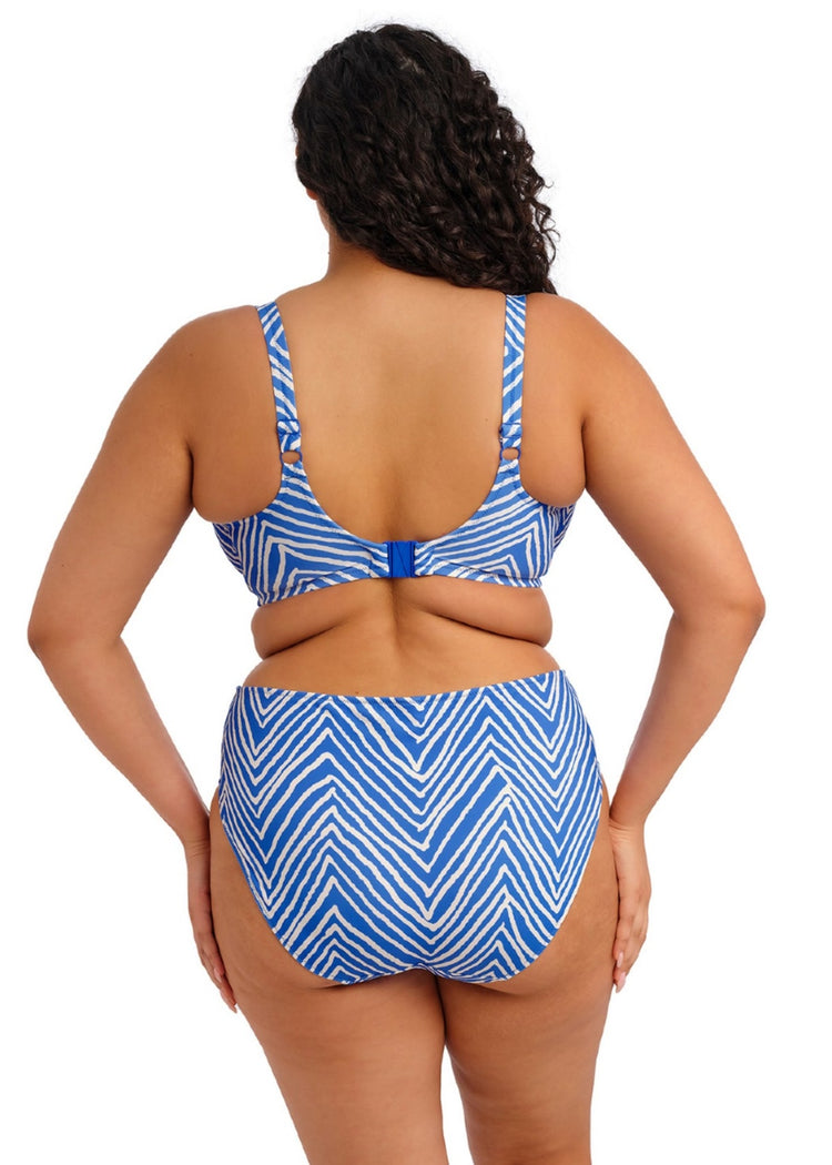 Model in Fiji Falls Plunge Bikini Top Ocean achterzijde