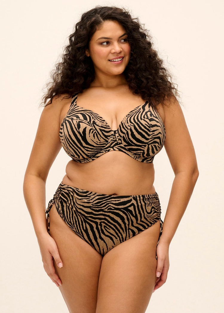 Model in Tortoli Bay Natural Plunge Bikini Top Voorzijde