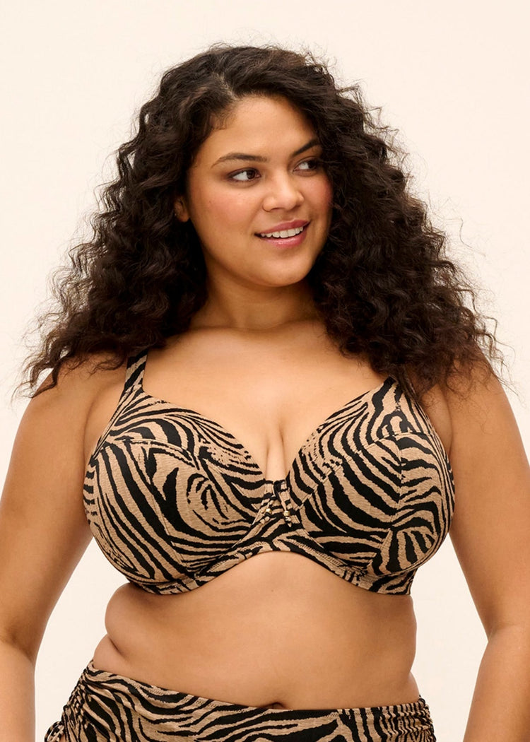 Model in Tortoli Bay Natural Plunge Bikini Top Voorzijde