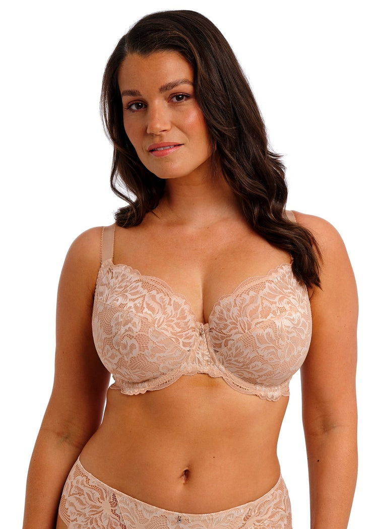 Model in Emmaline Side Support BH Natural Beige voorzijde