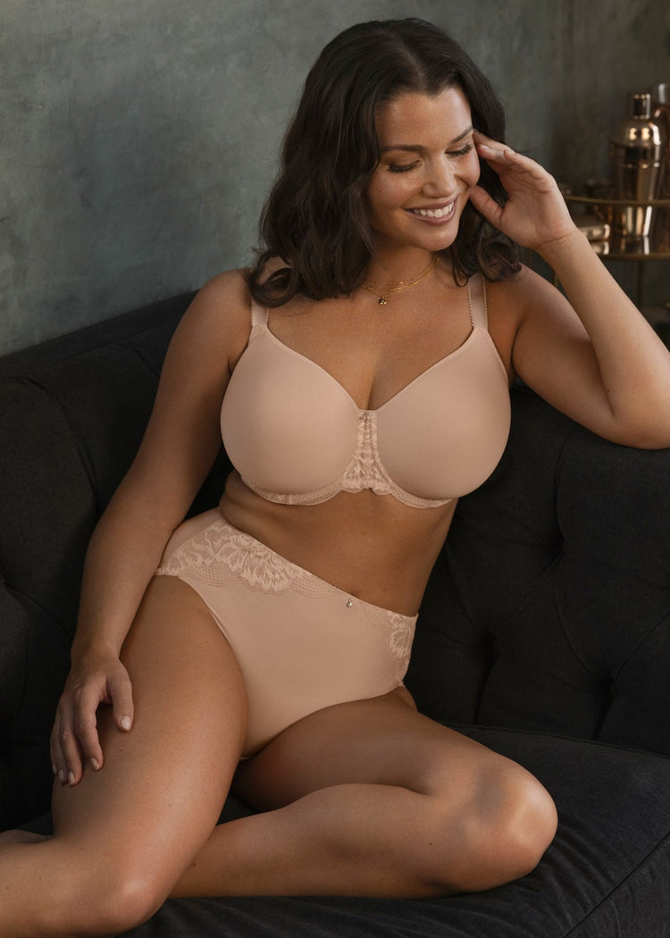 Model in Emmaline Spacer BH Natural Beige lifestyle