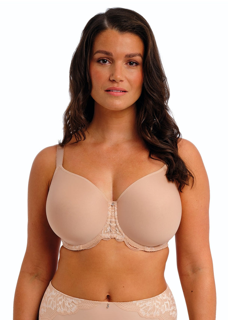 Model in Emmaline Spacer BH Natural Beige voorzijde