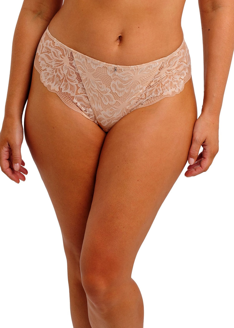 Model in Emmaline Broekje Natural Beige voorzijde
