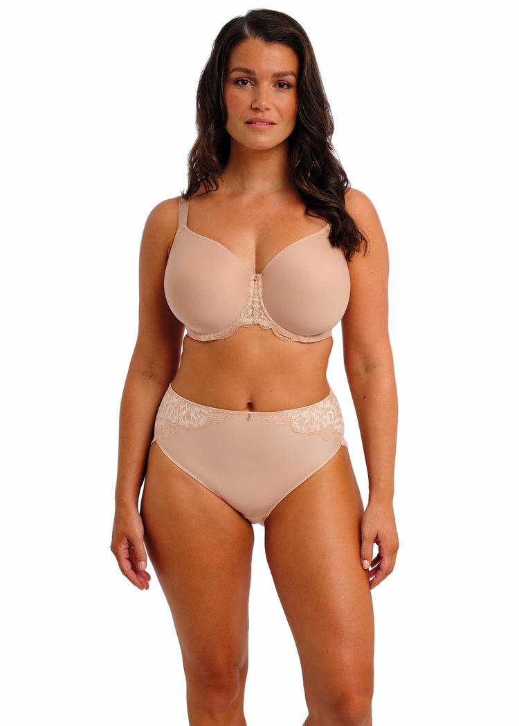 Model in Emmaline Spacer BH Natural Beige voorzijde
