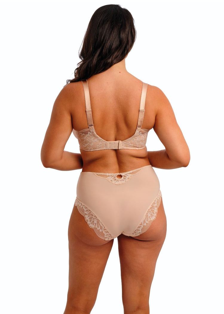 Model in Emmaline Spacer BH Natural Beige achterzijde