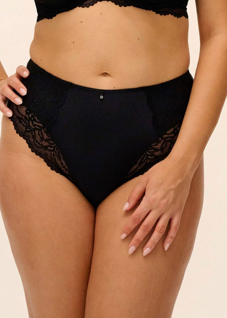 Model in Cesile High Waist Broekje Zwart voorzijde