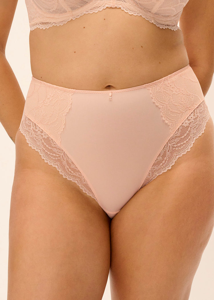 Model in Cesile High Waist Broekje Peach Sorbet voorzijde