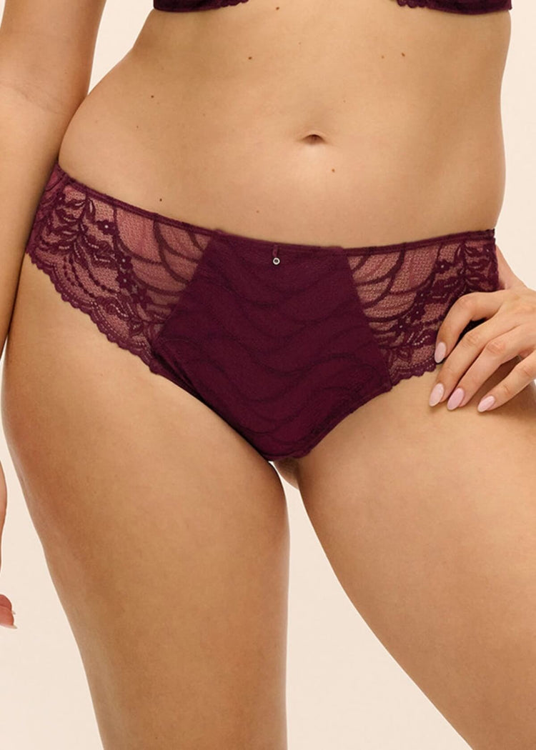Model in Cesile Brazilian Broekje Bordeaux voorzijde