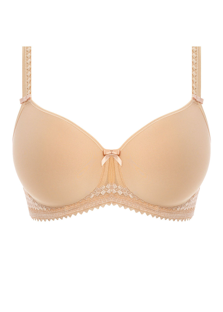Model in Rebecca Voorgevormde Spacer BH Beige packshot