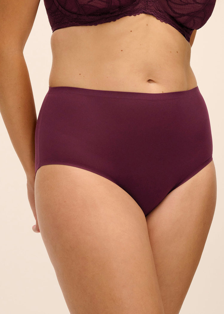 Model in Smoothease Invisible Stretch Broekje Bordeaux voorzijde