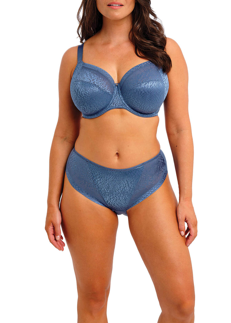 Model in Envisage Full Cup BH Evening Blue voorzijde