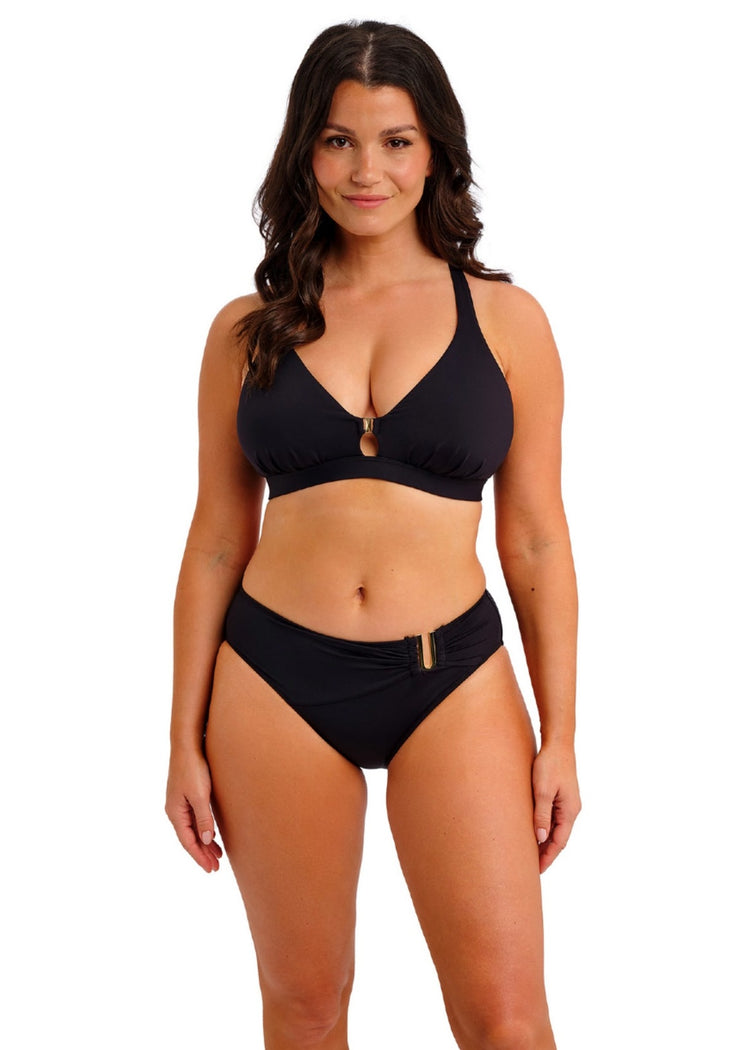 Model in Merissa Triangle Beugelloze Bikini Top Zwart voorzijde