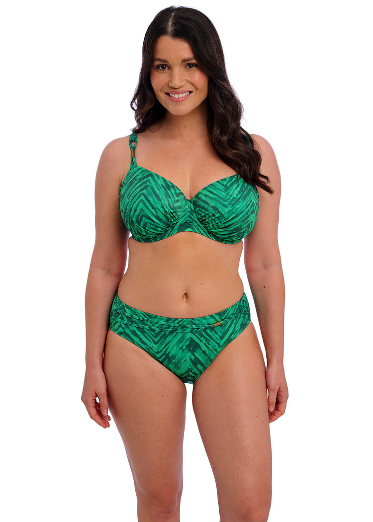 Model in Punta Mita Full Cup Bikini Top Emerald voorzijde