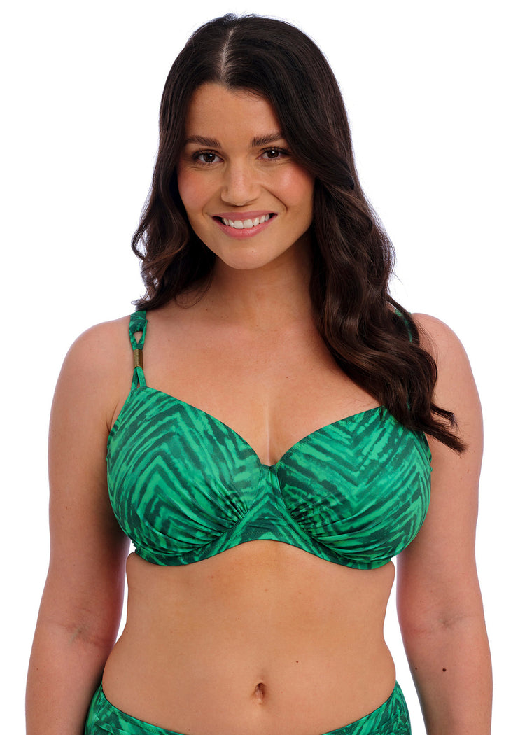 Model in Punta Mita Full Cup Bikini Top Emerald voorzijde