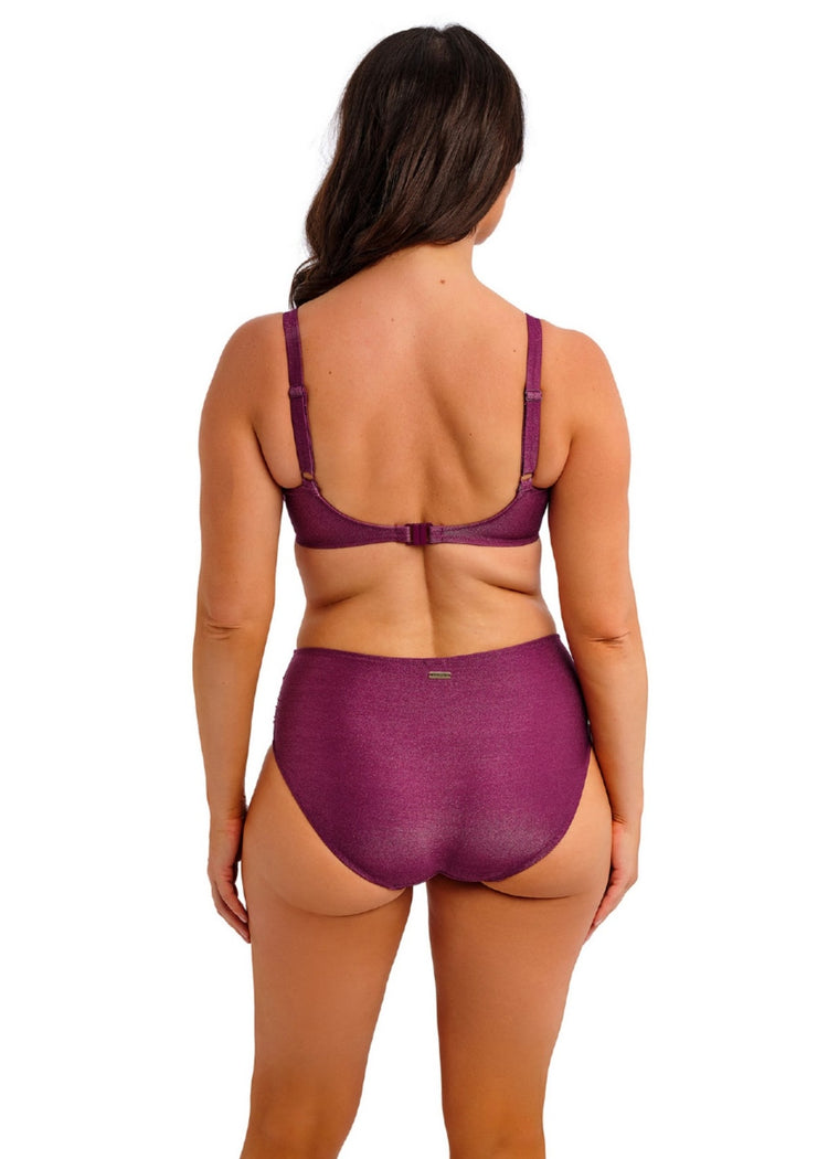 Model in Paros Coast Full Cup Bikini Top Berry Shimmer achterzijde