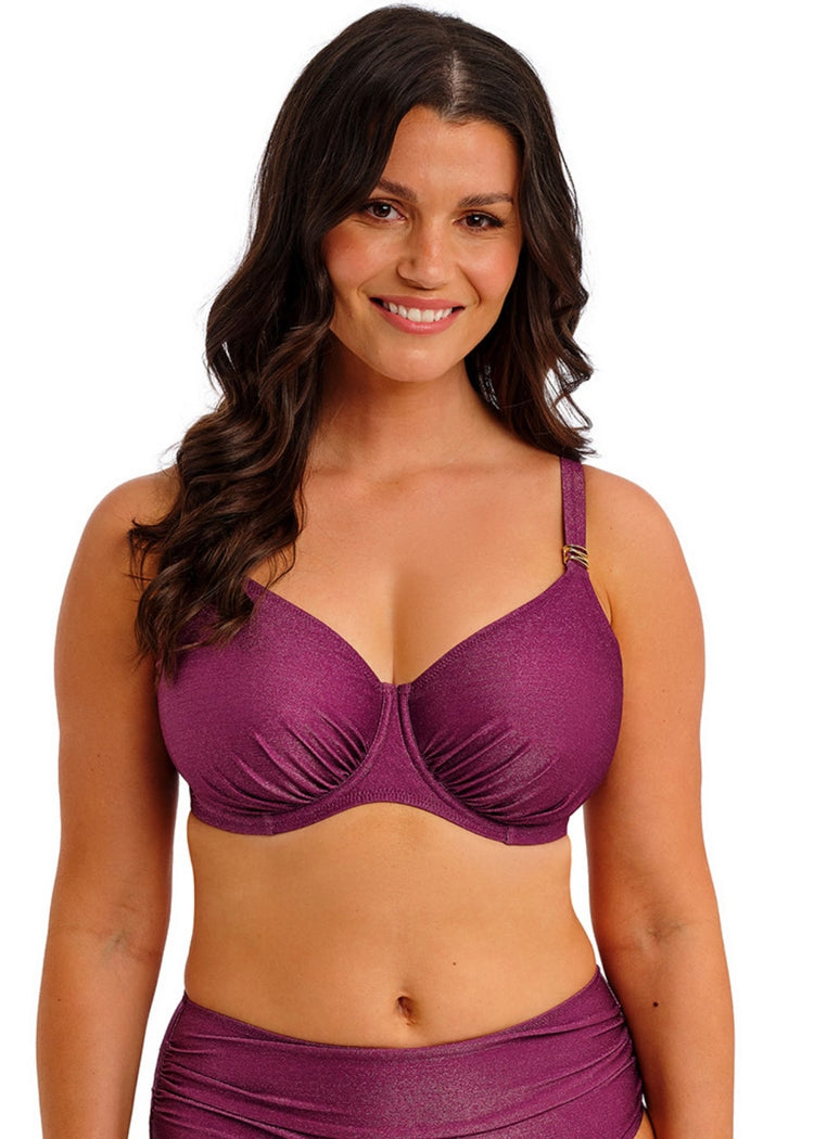 Model in Paros Coast Full Cup Bikini Top Berry Shimmer voorzijde