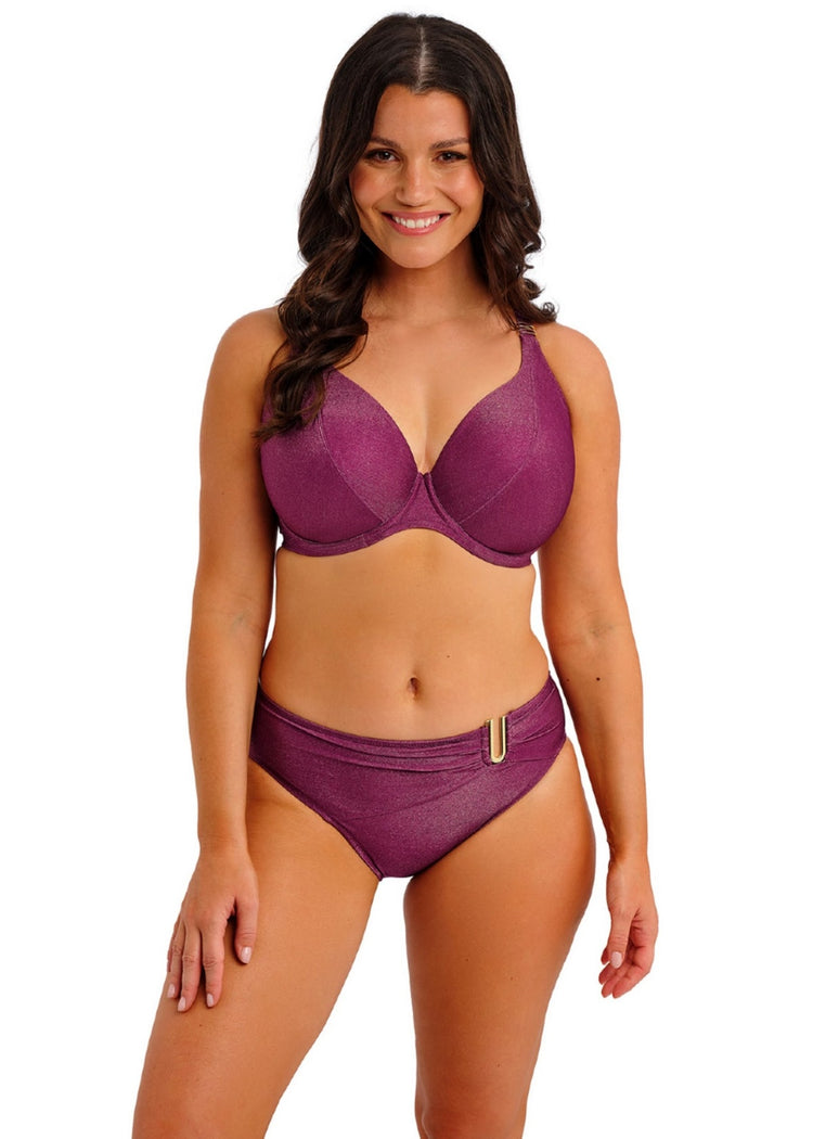 Model in Paros Coast Plunge Bikini Top Berry Shimmer voorzijde