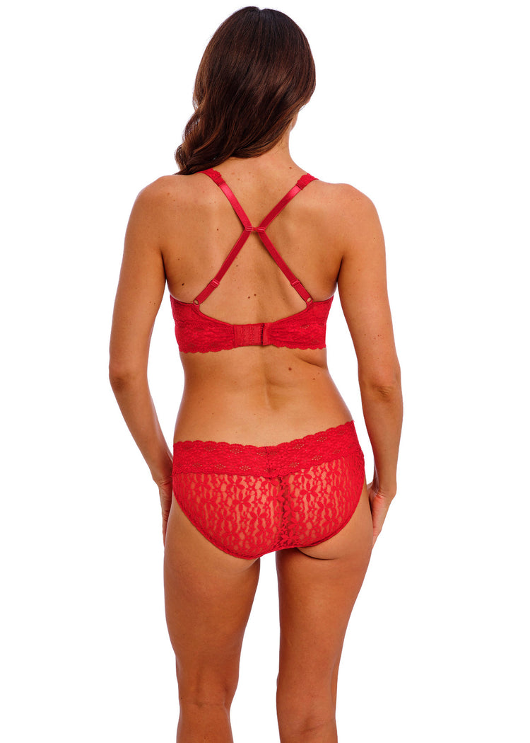 Model in Halo Lace Beugelloze Bralette Equestian Red achterzijde