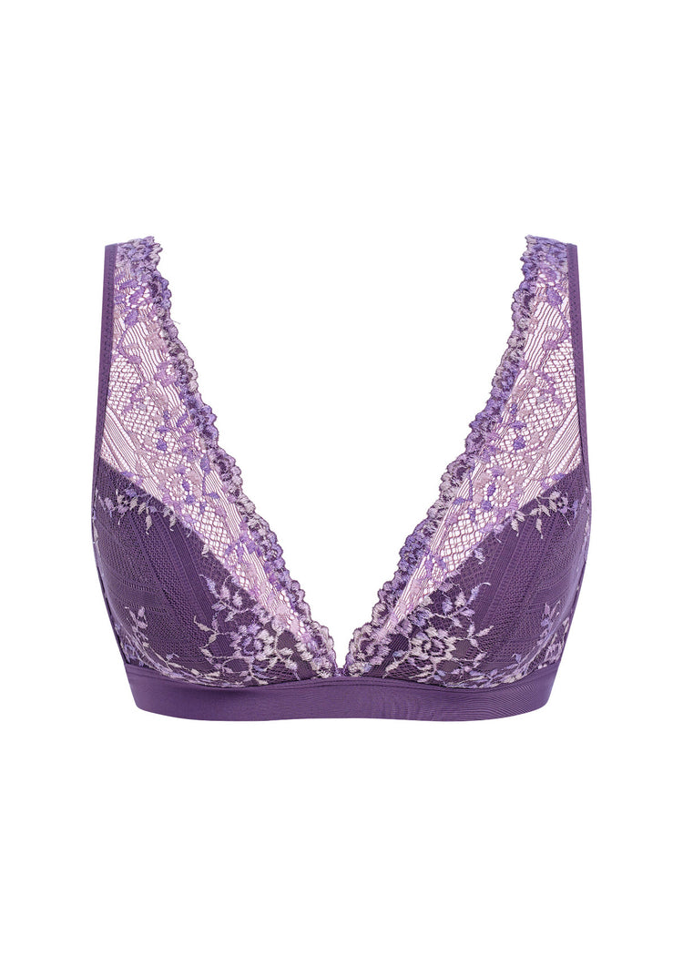 Model in Embrace Lace Beugelloze Bralette Grape packshot