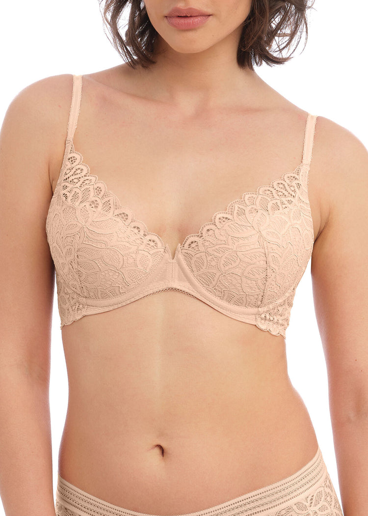 Model in Raffine Plunge BH Frappe voorzijde