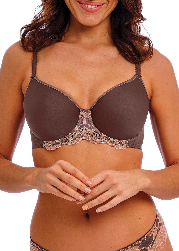 Model in Florilege Voorgevormde Spacer BH Chocolate voorzijde