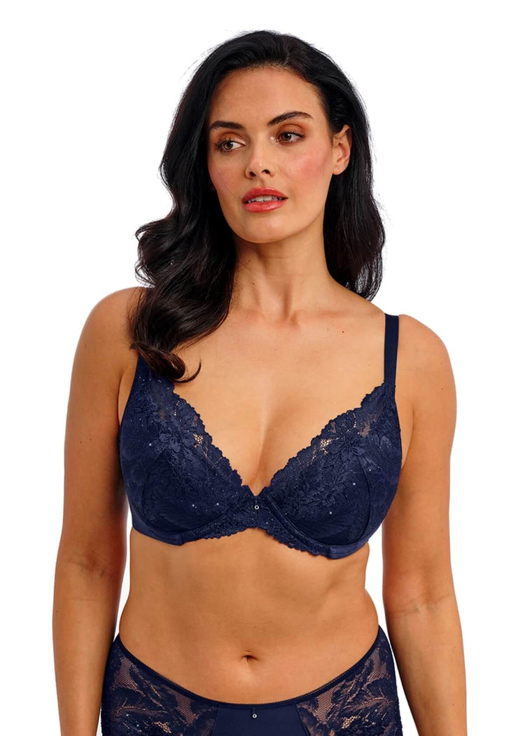 Model in Most Divine Plunge BH Dark Sapphire voorzijde