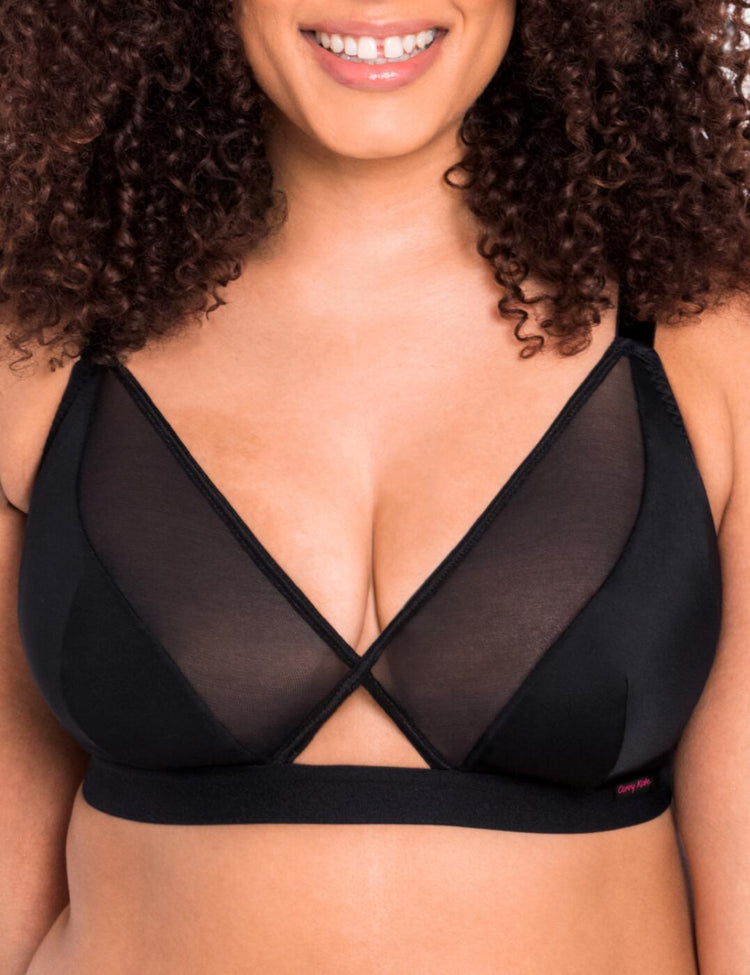Model in Get up and Chill Beugelloze Bralette Zwart voorzijde