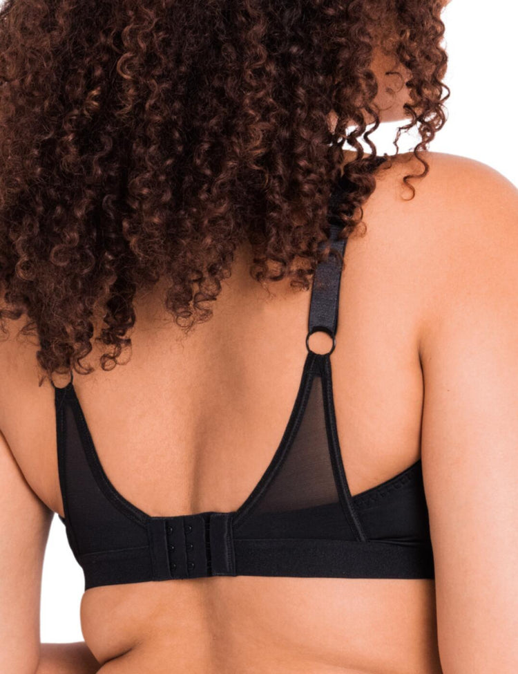 Model in Get up and Chill Beugelloze Bralette Zwart achterzijde