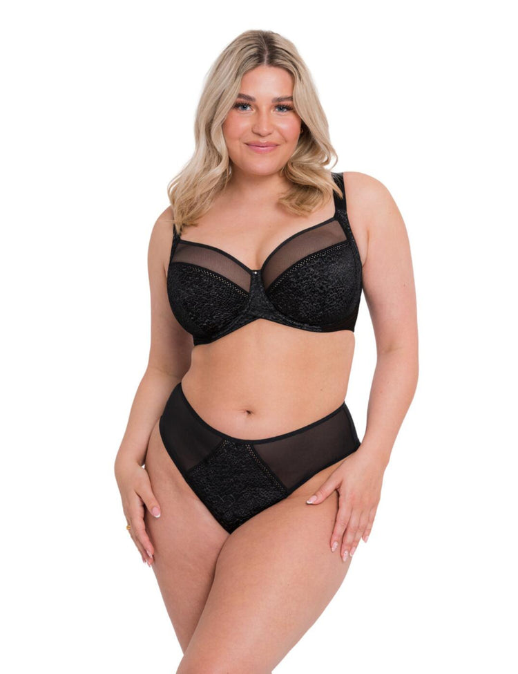 Model in Amaze Balconette Side Support BH Zwart voorzijde set