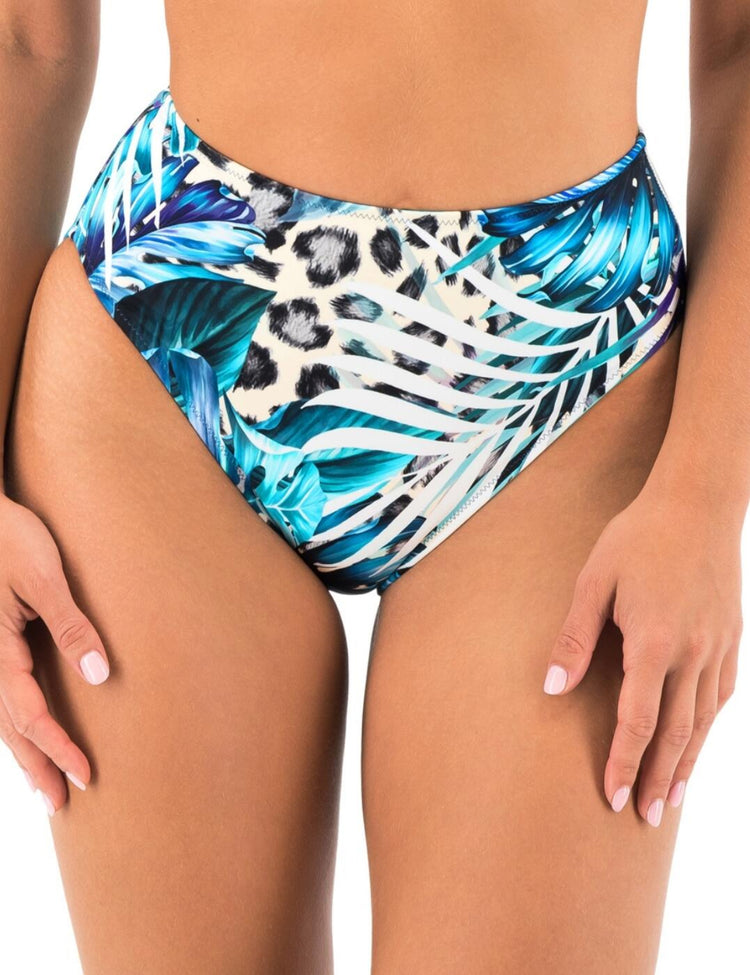 Model in Kabini Oasis High Waist Bikini Broekje Aegean voorzijde