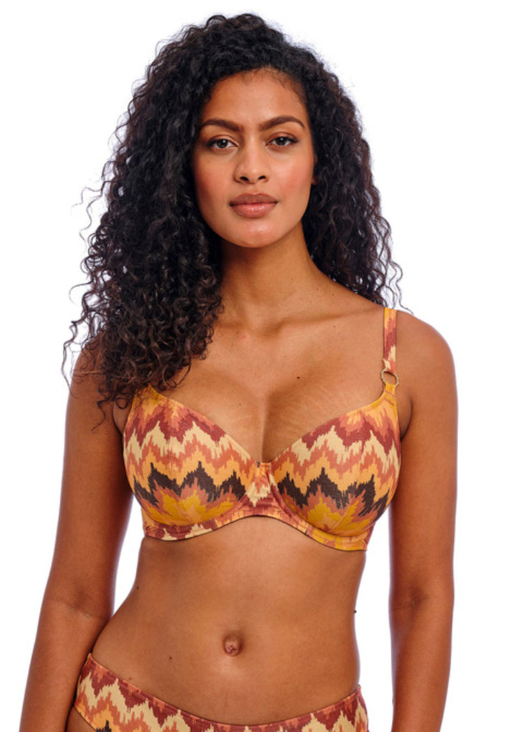 Model in Arizona Wave Plunge Bikini Top Horizon Voorzijde