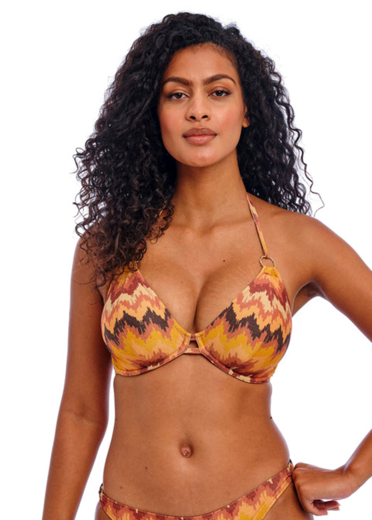 Model in Arizona Wave Halter Bikini Top Horizon Voorzijde