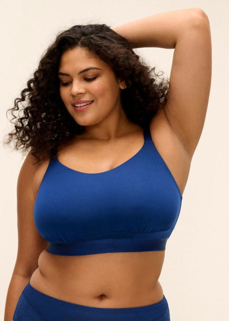 Model in Downtime Beugelloze Bralette French Navy Voorzijde