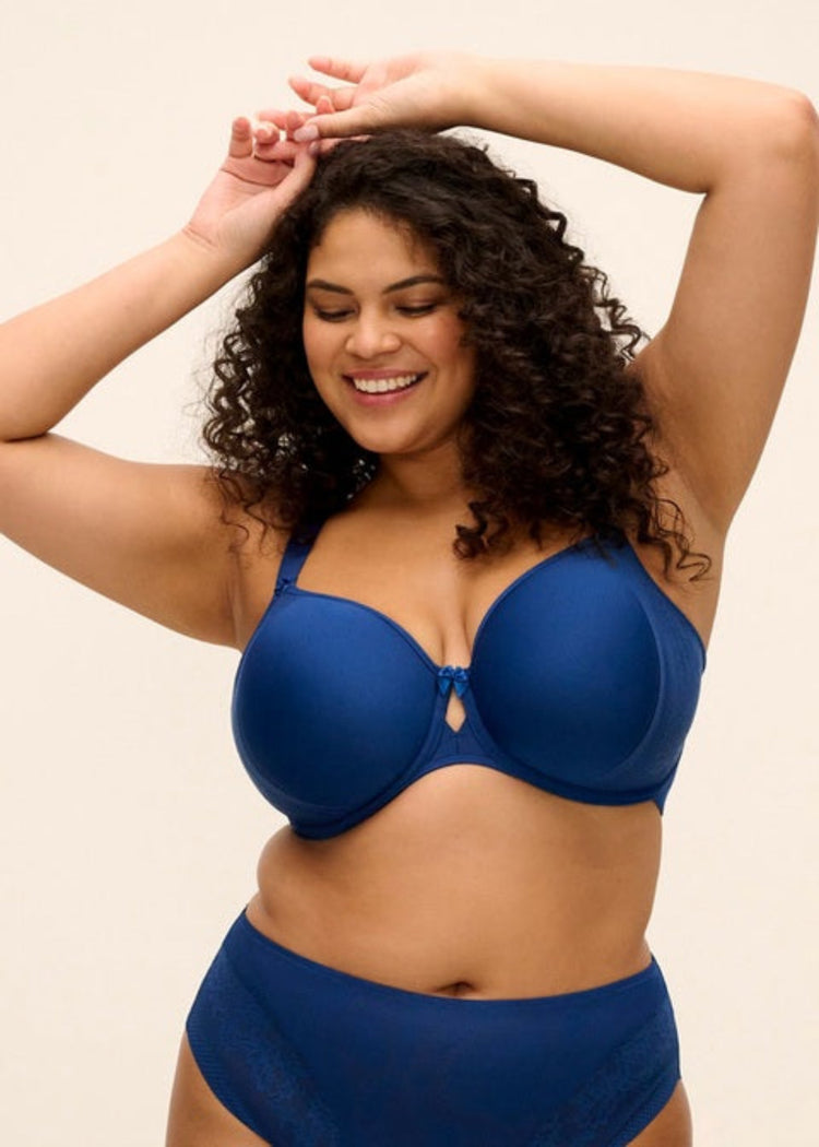 Model in Nerina Spacer BH French Navy Voorzijde