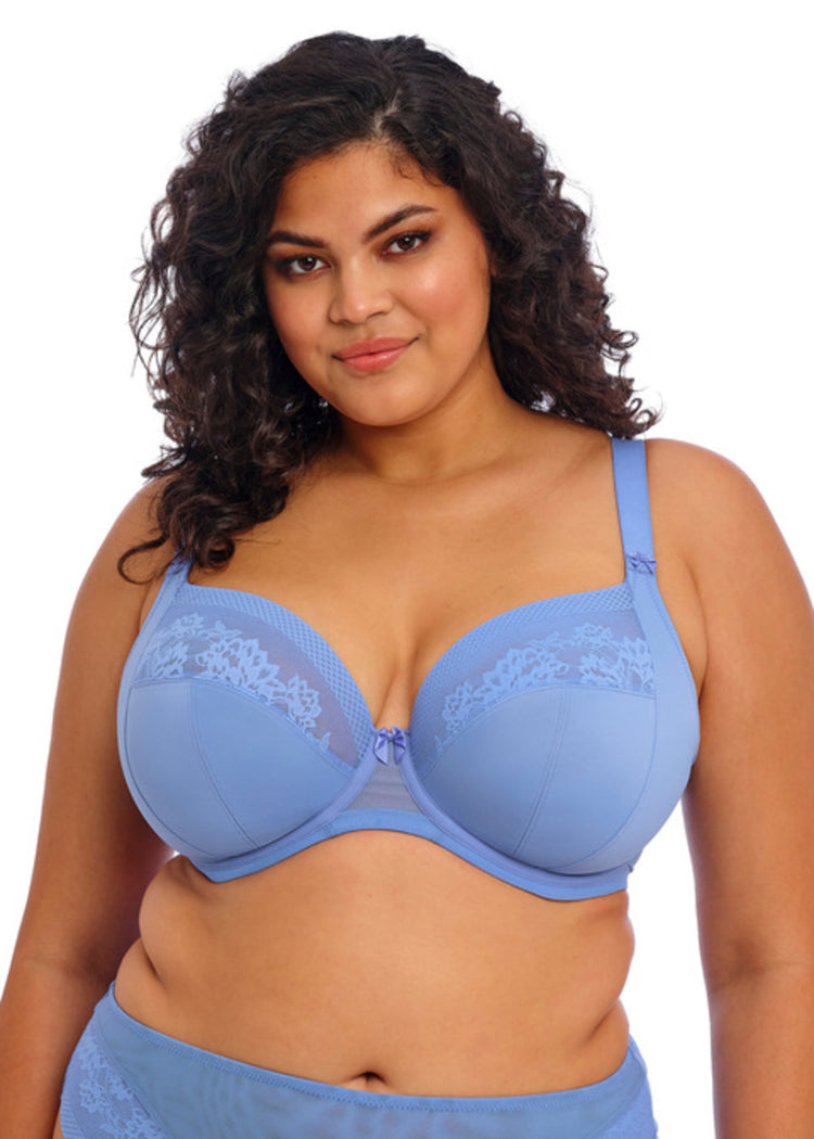 Model in Nerina Plunge Stretch BH Cornflower Voorzijde