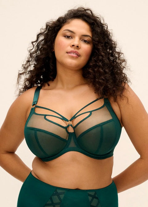 Model in Sachi Plunge BH Deep Emerald Voorzijde